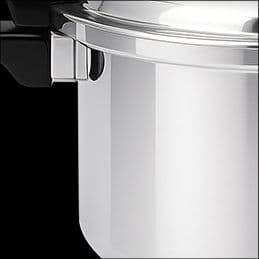 Badan panci tebal dan kuat dengan tanpa motif (polos).